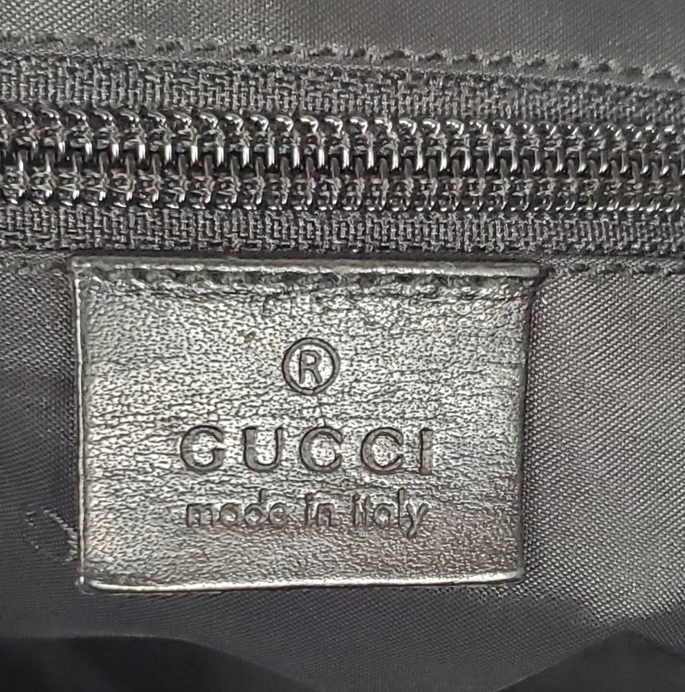 Gucci Black Messenger Bag with Adjustable Strap and Sleek Design - Picture 3 of 16